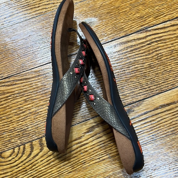 Vionic Florina style sandals. Leather straps/croc print w/coral beads. Size 8. - Picture 7 of 16